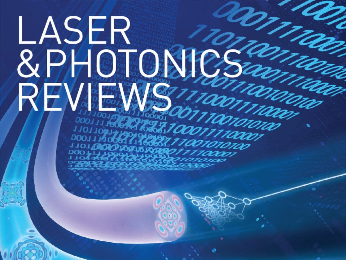 Laser & Photonics Reviews dergisinin kapağı. Görselde, mavi tonlarında bir arka plan üzerinde dijital veri akışını temsil eden ikili kodlar ve çeşitli geometrik desenler bulunuyor. Kapağın sol üst köşesinde derginin adı büyük harflerle yazılmış. Görselde ayrıca, yapılandırılmış ışık alanlarının ve sinir ağlarının temsil edildiği çeşitli grafikler yer alıyor.