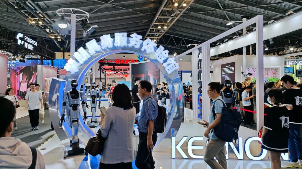 keenon dünya yapay zeka konferansında xman-f1 robotu tanıttı.