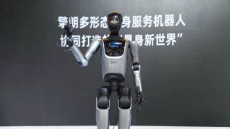Keenon XMAN-F1 İki ayaklı insansı robotu